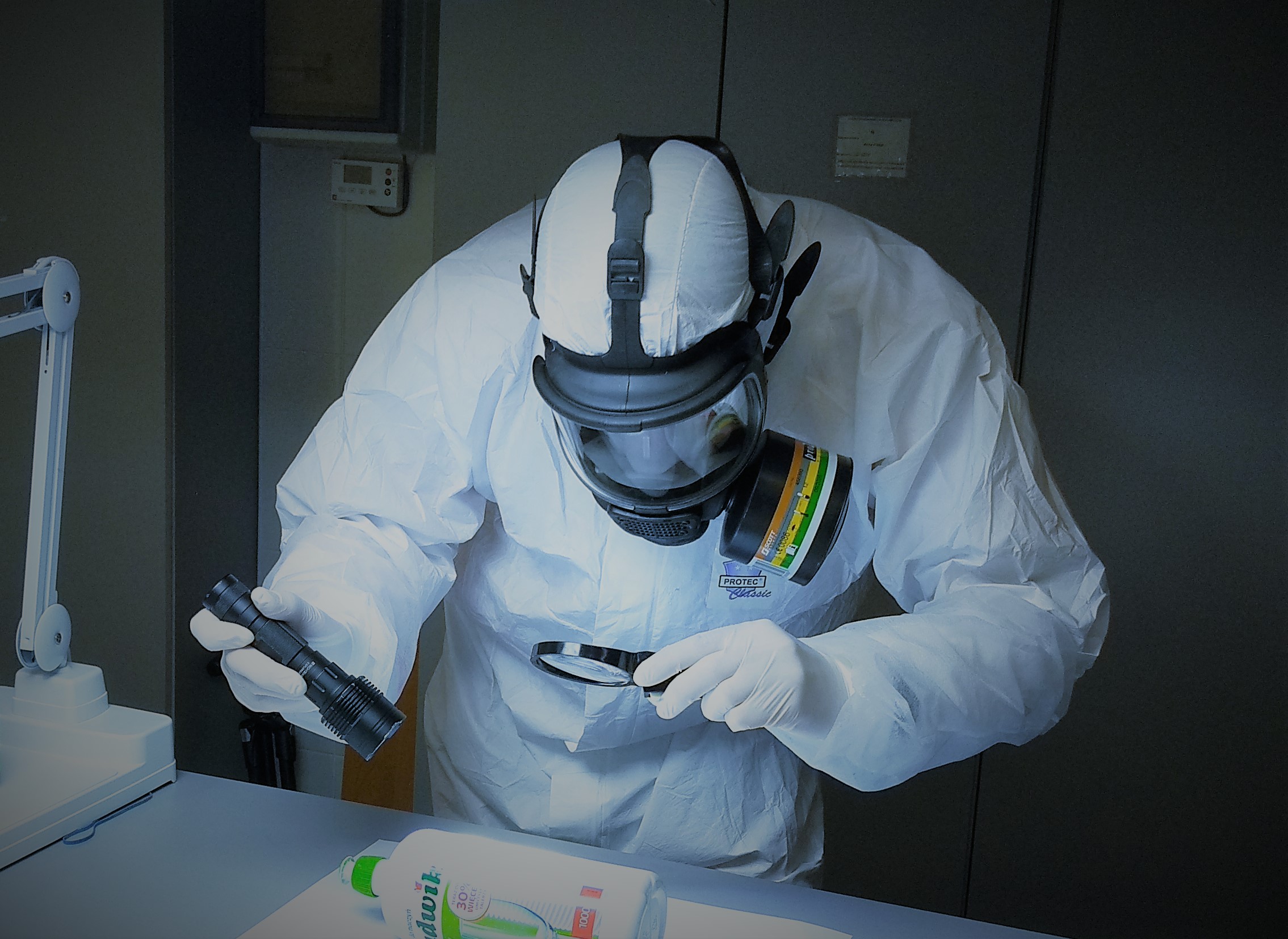 Ilustracja przedstawiająca pracownika laboratorium wykonującego czynności